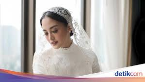 The wedding gown is the biggest symbol of the most important moment in a woman's life. Details Of Ririn Ekawati S Wedding Dress Vintage Style With 70s Apron Netral News