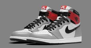 Nike Air Jordan 1 Mid M Light Smoke Grey Black White The Air Jordan 1 Retro High Og To Drop In This Light Smoke Grey Colorway On 7 11 In 2020 Air Jordans Jordans Jordan 1 Retro High