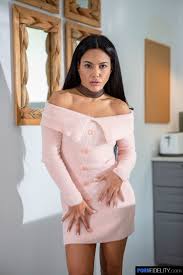 Apolonia Lapiedra Takes off her Sexy Dress