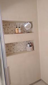 landelijke badkamer met beton cire op de wanden en kiezels in de nissen gemaakt door van manen badkamers te barnevel badkamer landelijke badkamer badkamer nis