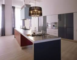 المواد التي يمكنني استخدامها لتصميم مطبخي الكاتب دمعة عاشق 2004 آلـ س ـ لآم و ر ح ـ م ـ ه آلله و ب ـ ر ك ـ آت ـ ه بعد التصميم نمر لثاني مرحلة وهي اختيار المادة التي سنصمم بها وحدات المطبخ اسطحها طبحا يطرح لنا السوق مجالا كبيرا للاختيار لدلك يجب ان تكون لكل ربة بيت