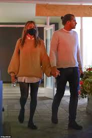 Who is margot robbie's husband, tom ackerley ? Margot Robbie Heads Out For A Sushi Date With Husband Tom Ackerley In Los Angeles Aktuelle Boulevard Nachrichten Und Fotogalerien Zu Stars Sternchen