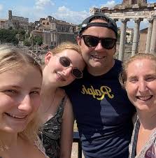 Does anyone know a dentist that deals with implants and crowns, i have  issue and i need someone good? TIA 😊