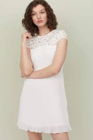 Généralement, la petite robe blanche se porte en été. Pin Op Robe Blance