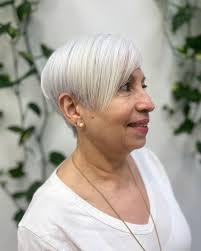 Viernes de lucir hermosa‼️ Para citas (787)-407-5937 Estamos ubicados en  Plaza Carolina, segundo nivel frente a Forever 21. Estilista: Ivy ¡Te  esperamos!