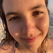 Amanda Mendes's Instagram, Twitter & Facebook