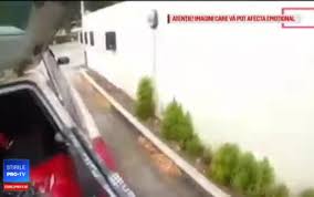 A gunman, dressed in tactical gear, appeared to livestream video of the shooting on social media, according to new zealand. Filmul Masacrului Din Noua ZeelandÄ Criminalul PlÄnuia Un Atac Èi Mai Sangeros Stirileprotv Ro