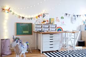 Kinderzimmer schreibtisch schreibtisch kinder höhe 50 cm gebraucht 70er jahre schreibtisch fürs kinderzimmer die tischplatte ist höhenverstellbar und kippbar größe platte: Ein Kunterbuntes Kinderzimmer Mit Ecken Fur Alle Kinder Bedurfnisse