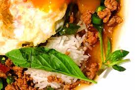 Ped phad gra prao gebackene ente mit wildem basilikum, lauch, paprika, chili und knoblauch, serviert mit reis (scharf). Thai Stir Fried Duck With Holy Basil Rice And Fried Egg Pad Krapow Ped Lard Kow