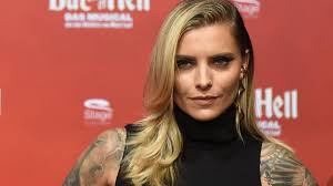 Und was muss man da sehen? Sophia Thomalla Busen Blitzer Dieses Lack Outfit Zeigt Wieder Fast Zu Viel News De