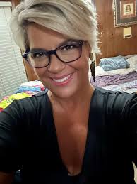 Hair stylist recommendations for photo shoot near 10/26