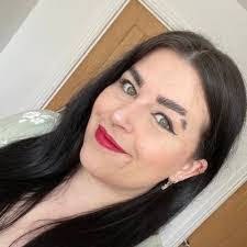 Vicky Snell's Instagram, Twitter & Facebook