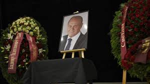 8 июля 2021 в доме кино проходит церемония прощание с режиссером владимиром меньшовым. J Nctixpqeiepm