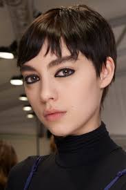 Wir zeigen dir, ob dir kurze haare stehen und präsentieren dir frisuren von stars, die den grossen cut gewagt haben. Die 3 Elegantesten Frisuren Trends Fur Kurze Haare Im Herbst 2020