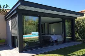 Une Veranda Avec Des Volets Pour L Intimite Veranda Amenagement Exterieur Architecture