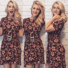 Style Hack Lularoe Carly As A Wrap Dress 1 Hold The Wings Out To The Sides With A Tail In Each Hand 2 Bring The Ta Modestil Styling Tipps Bekleidungsstile