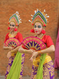 Sebutkan 2 contoh tarian daerah yang berasal dari jawa timur! Tari Kipas Pakarena Menggunakan Pola Lantai