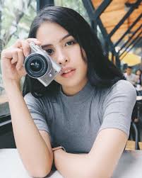 Ia memulai kariernya dalam film untuk rena produksi miles films pada tahun 2006. Profil Terlengkap Maudy Ayunda Masa Kecil Dan Keluarga Pacar Atau Kekasih Agama Perjalanan Karier Pendidikan Akun Instagram Hingga Foto Terbarunya Dont Sad