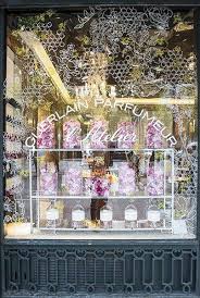 Vitrine Guerlain Champs Elysees Par Caddous Alvarez Decoration Vitrine Vitrine Magasin Vitrine