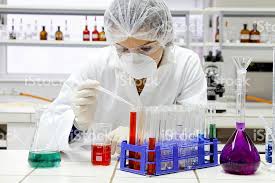 Scientifique En Vetements De Travail Travaillant Au Laboratoire Banque Photo Libre De Droits Laboratoire Scientifique Vetements De Travail