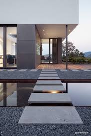 Exklusive Villa Mit Modernen Wasserbecken Aus Cortenstahl Und Stimmungsvoller Gartenbeleuchtung Wasserbecken Moderne Landschaftsgestaltung Wasserbecken Garten