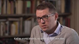 Pusaudzis var nebūt atvērts dziļai sarunai. Viņš vēl tikai mācās būt par  pieaugušo, ko vecākiem ir svarīgi apzināties. Pusaudzis atkal un atkal var  vecākus "pasūtīt", jo vienkārši vēl nav gatavs ...