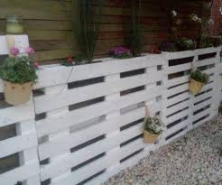 Kleiner Gartenzaun Aus Europaletten Bzw Einwegpaletten Mit Bepflanzung Diy Garden Fence Pallet Fence Diy Fence Design