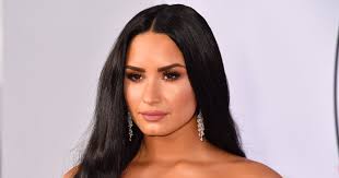 At the end of november 2020, demi lovato surprised fans with a drastic haircut: Demi Lovato Shows Off A New Pink Shaved Pixie Hair Cut