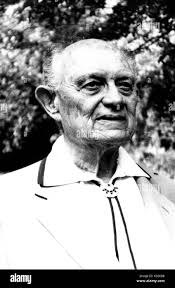 Joseph Désir Hubert Donnay, professeur émérite de la cristallographie et la  minéralogie à l'Université Johns Hopkins, tient sa tête haute tout en  posant pour un portrait en extérieur, à la poitrine, de