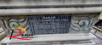 Banyak faktor yang membuat seseorang menerima gaji tinggi dalam menjalani profesi mereka. Makam Datuk Syahbandar Abdul Jalil Gubernur Provinsi Negeri Pekanbaru Kerajaan Siak Riau Daily Photo