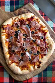 Arugula And Prosciutto Pizza Beyond Pepperoni Pizza Toppings In 2020 Olive Pizza Pizza Recipes Recipes