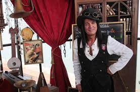 Le chanteur y campait depuis 2016 le personnage de narcisse. Fort Boyard France 2 Francis Lalanne Narcisse Est Ma Propre Caricature