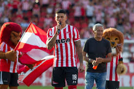 Tras el primer entrenamiento de marcos rojo en boca el martes a la tarde, se encendieron las alarmas en el cuerpo técnico de miguel ángel russo porque el flamante refuerzo sintió una contractura en el gemelo en su primera práctica con su nuevo club. Se Va Del Manchester United Marcos Rojo Tendria Todo Arreglado Para Volver A Jugar En Argentina El Intra Sports