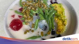 Dalam wadah yang berbeda, masukkan air kemudian campur dengan susu kental manis. 5 Rekomendasi Es Campur Yang Manis Legit Untuk Buka Puasa