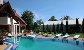 Îți dorești un loc mai intim, la un preț mai avantajos. Ètranduri Piscine Èi Bazine In Aer Liber La Cluj Lista Aproape CompletÄ Presa LocalÄ