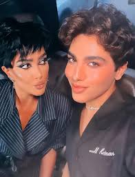 هو انا ليه دايمًا بيحصلي المشاكل اللي مش منطقية و مش مفهومة! اللي ولا اعرف  احكيها لحد ولا اشرحها لحد ولا حتى اعرف اطلب من حد المساعدة فيها؟ بجد ليه