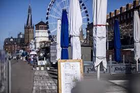 Der begriff ausgangssperre bezeichnet das politisch, militärisch oder polizeilich für eine unbestimmte vielzahl von personen angeordnete verbot, öffentliches gelände wie straßen oder plätze zu betreten (betretungsverbot) beziehungsweise das haus. Kxu2fuehly9obm