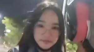 Wanita menangis ketika dia dikhianati Lihat Gadis Cantik Menangis Di Jalan Usai Diputuskan Pacar Pria Ini Tawarkan Tumpangan