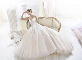Styled shootings mit brautkleider & brautmode von mona berg. Brautkleid Stile Avinia