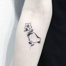 Un bravo tatuatore può disegnare fiori realistici aggiungendo anche dettagli come le sfumature tridimensionali dei rametti o magari un delizioso colibrì. 85 Disegni E Tatuaggi Di Tutti I Tipi Di Fiori