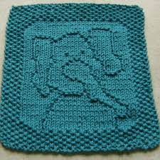 A free knitted dishcloth pattern for beginners in moss stitch with a little white accent. Free Knitting Pattern For Peanut Elephant Cloth Easy Cloth Designed By Elaine Fi Dishcloth Knitting Patterns Dishcloth Patterns Free Animal Knitting Patterns