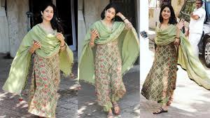 Jhanvi Kapoor Looking Effortlessly Beautiful In Ethnic Dress Way To Her Gym After Her Kathak Class Youtube Amid speculations that jhanvi will be launched by karan johar, sridevi added that it's too early to talk about her daughter's acting career. jhanvi kapoor looking effortlessly beautiful in ethnic dress way to her gym after her kathak class