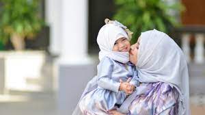 Seorang ibu dan kedua anaknya di madiun, jawa timur, terpaksa menumpang di teras milik tetangga dengan kondisi memprihatinkan. Parenting Islami Ibu Bahagia Anak Betah Di Rumah Kumparan Com
