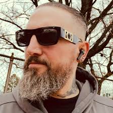 Justin vs conor for the white house.. fk chandler, couldn't even beat  paddy... obviously they dont like eachother... Justin not going to get a  title shot.. so give him the money fight!!