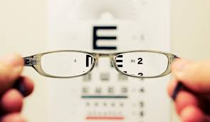 Pada orang myopia, bentuk bola mata terlalu lonjong atau kornea terlalu melengkung sehingga bayangan benda yang masuk ke mata menjadi myopia umumnya diturunkan dan biasanya tampak pada usia muda. Kacamata Vs Softlens Mana Yang Lebih Baik