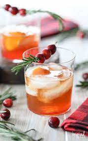 Whiskey, whisky, or even bourbon makes the winter taste better and the cold disappear. Cranberry Old Fashioned 10 Christmas Cocktail Recipes Christmas Cocktail Cranberry Bourbon Recipe Cocktailopskrifter Mojito Opskrift Juledrinks