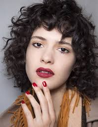 Frange Courte Cheveux Boucles Cheveux Boucles Frange Cheveux Boucles Coiffures Frisees