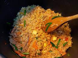 Di sini pemain hanya perlu mencari resep untuk membuat nasi goreng dengan berbagai aneka, seperti contohnya nasi goreng seafood. Mamajue Story