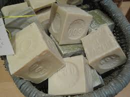 Le savon s'obtient lorsqu'une base forte (soude caustique) agit sur un corps gras (huile végétale, beurre végétal ou graisse animale). Savon De Marseille Wikipedia