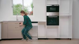 .pour le montage de meubles ikea, vous trouverez aussi des notices ikea sur l'électroménager, ainsi que des guides pratiques pour monter sa cuisine. Ikea Tuto Cuisine 6 Pose Des Plinthes Et De La Ventilation Youtube